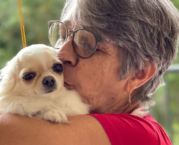 Dany Bananinha raspa cabelo da mãe após diagnóstico de câncer