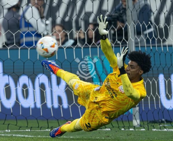 Hugo Souza pega mais um pênalti pelo Corinthians. Veja quantos o goleiro já defendeu no Timão
