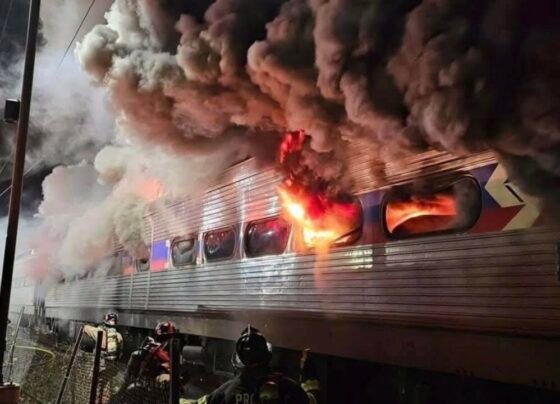 Trem com passageiros pega fogo no Condado de Delaware