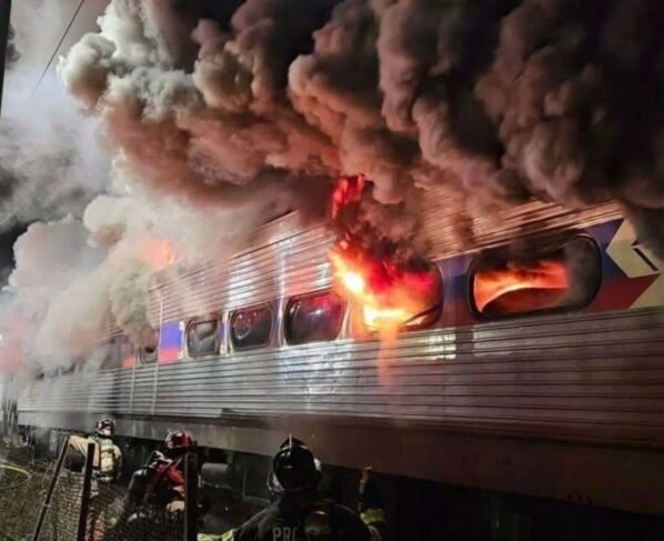 Trem com passageiros pega fogo no Condado de Delaware