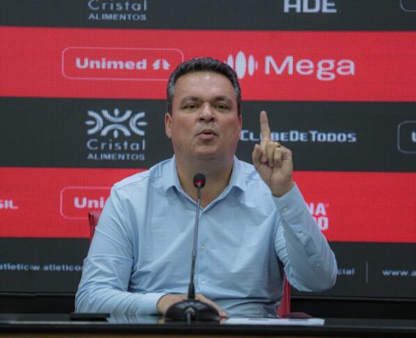 Ligado no mercado, Adson Batista surpreende e acerta a contratação de mais um zagueiro para o Atlético