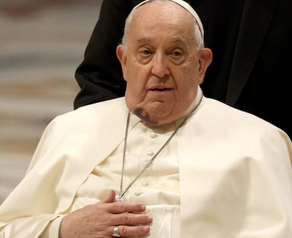 Vaticano atualiza sobre saúde do Papa Francisco: ‘noite tranquila’ e mantém repouso