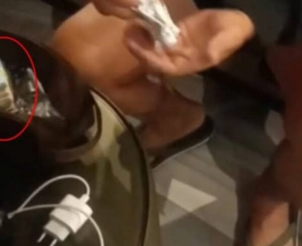 A imagem mostra o momento em que a polícia encontra os objetos