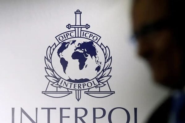 PF pede inclusão de Carla Zambelli na lista de procurados da Interpol