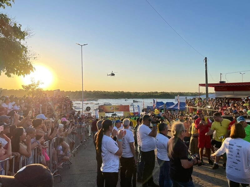 Atletas concluem os 310 km da Caminhada Ecológica, com recepção calorosa e o tradicional batismo no Rio Araguaia