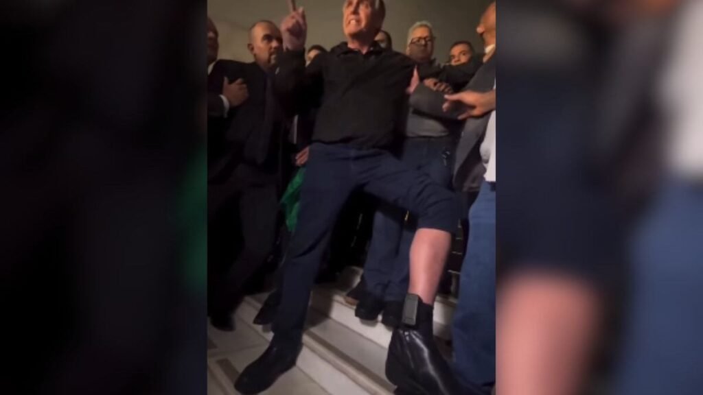 Bolsonaro mostra tornozeleira