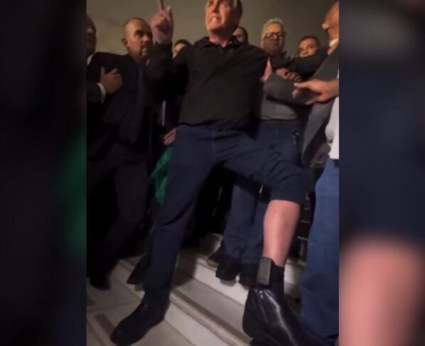 Bolsonaro mostra tornozeleira