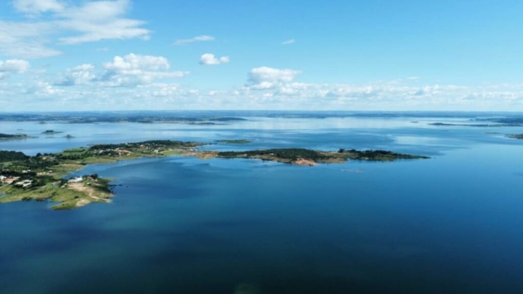 Cinco pessoas são resgatadas após embarcação naufragar no Lago Azul, em Três Ranchos Nem todos os ocupantes usavam coleta salva-vidas