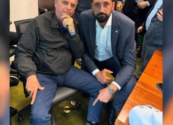 Bolsonaro com tornozeleira (Foto: instagram/Mauriciodovolei)