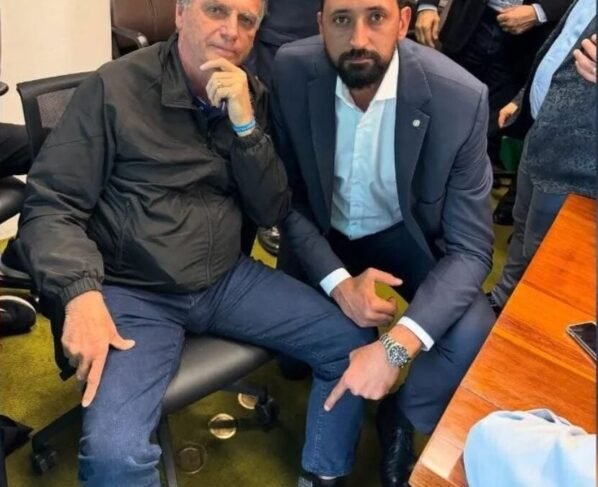 Bolsonaro com tornozeleira (Foto: instagram/Mauriciodovolei)