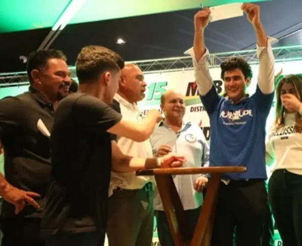 Com 20 anos, filho do governador do DF se filia ao MDB