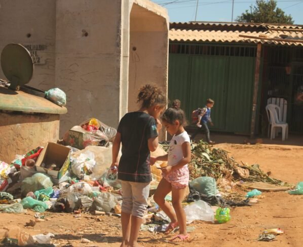 Crianças brincam em favela Sol Nascente, entre GO e DF