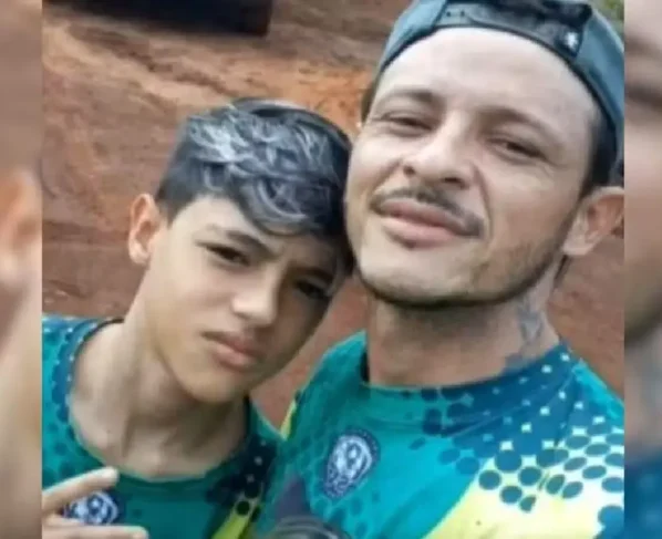 Imagem publicada nas redes sociais mostra pai abraçado ao filho