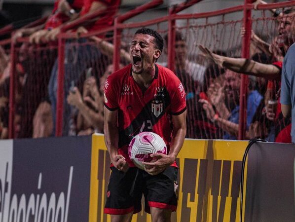 Baralhas comemorando Atlético-GO