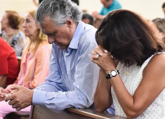 Imagem mostra governador e primeira-dama em momento de oração