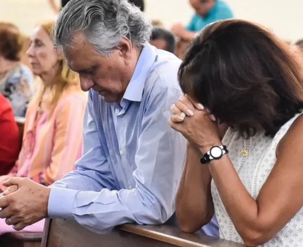 Imagem mostra governador e primeira-dama em momento de oração