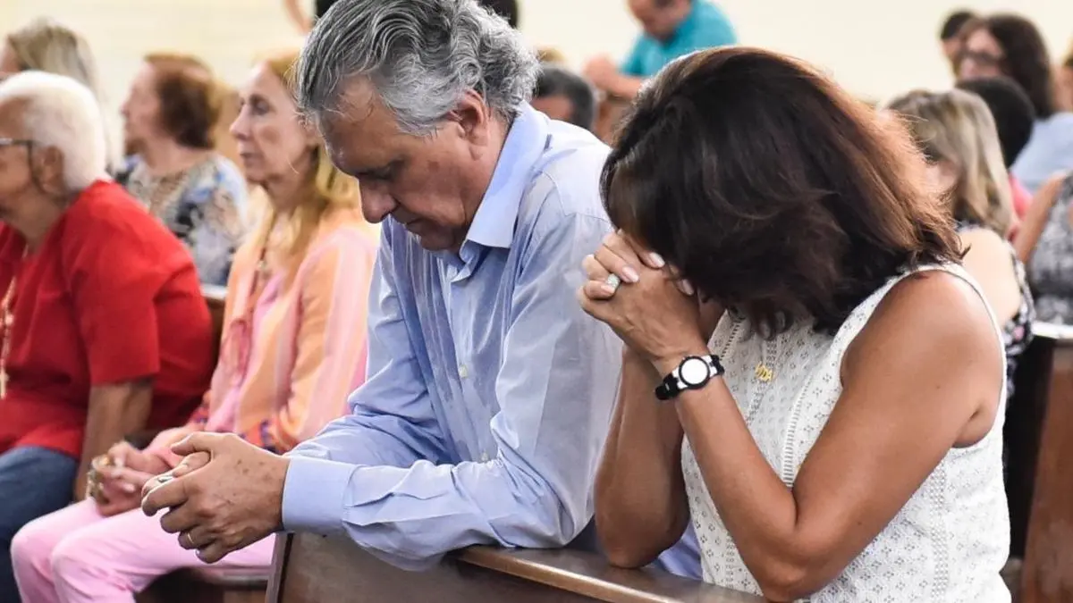 Imagem mostra governador e primeira-dama em momento de oração