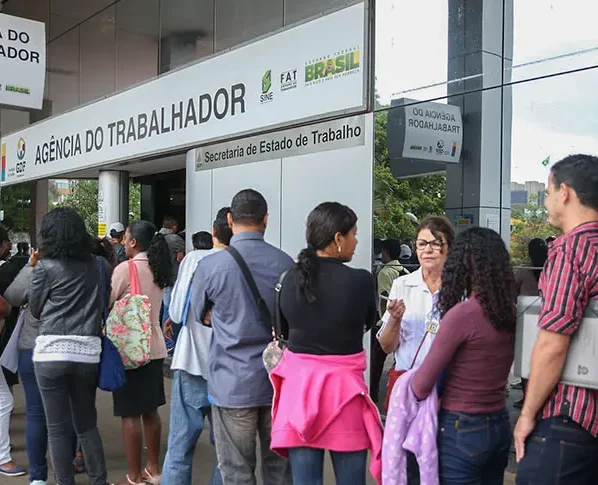 Desemprego fecha 2025 com menor média anual da série em 19 estados e no DF, diz IBGE Brasil também mostrou mínima no ano passado (5,6%)