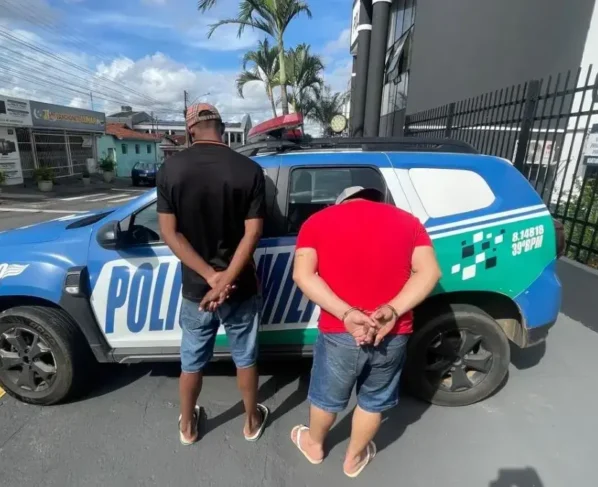Dupla foi presa em flagrante - (Foto: divulgação/PM)