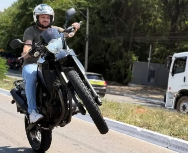 Influencer Dodi dando 'grau' na moto - (Foto: reprodução/redes sociais)
