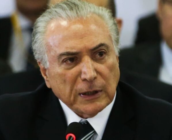 Temer cita escola de samba que o retratou como vampiro, fala em bajulação na Sapucaí e alfineta Lula