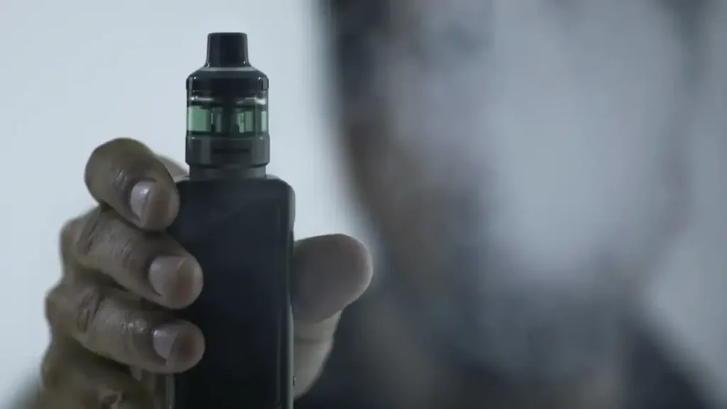 Imagem ilustrativa de homem segurando vape - (Foto: Agência Brasil Central)