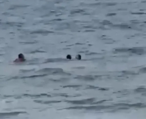 Bombeiro resgatando casal - (Foto: reprodução/redes sociais)