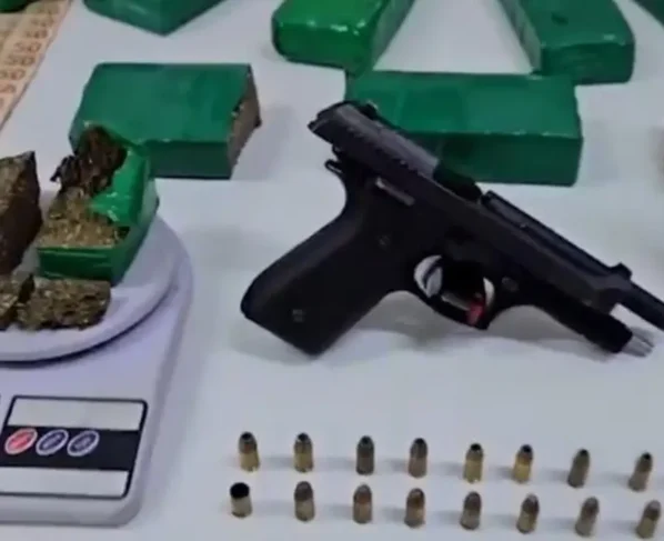 Arma e drogas apreendidas - (Foto: reprodução/PCDF)