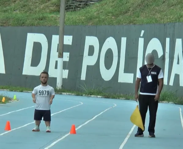 Imagem mostra candidato com nanismo durante TAF