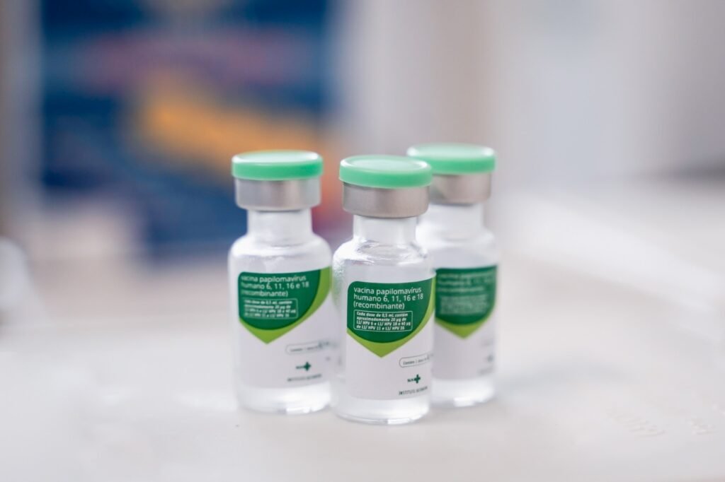 Saúde alerta sobre importância da vacinação contra HPV - Três frascos transparentes da vacina